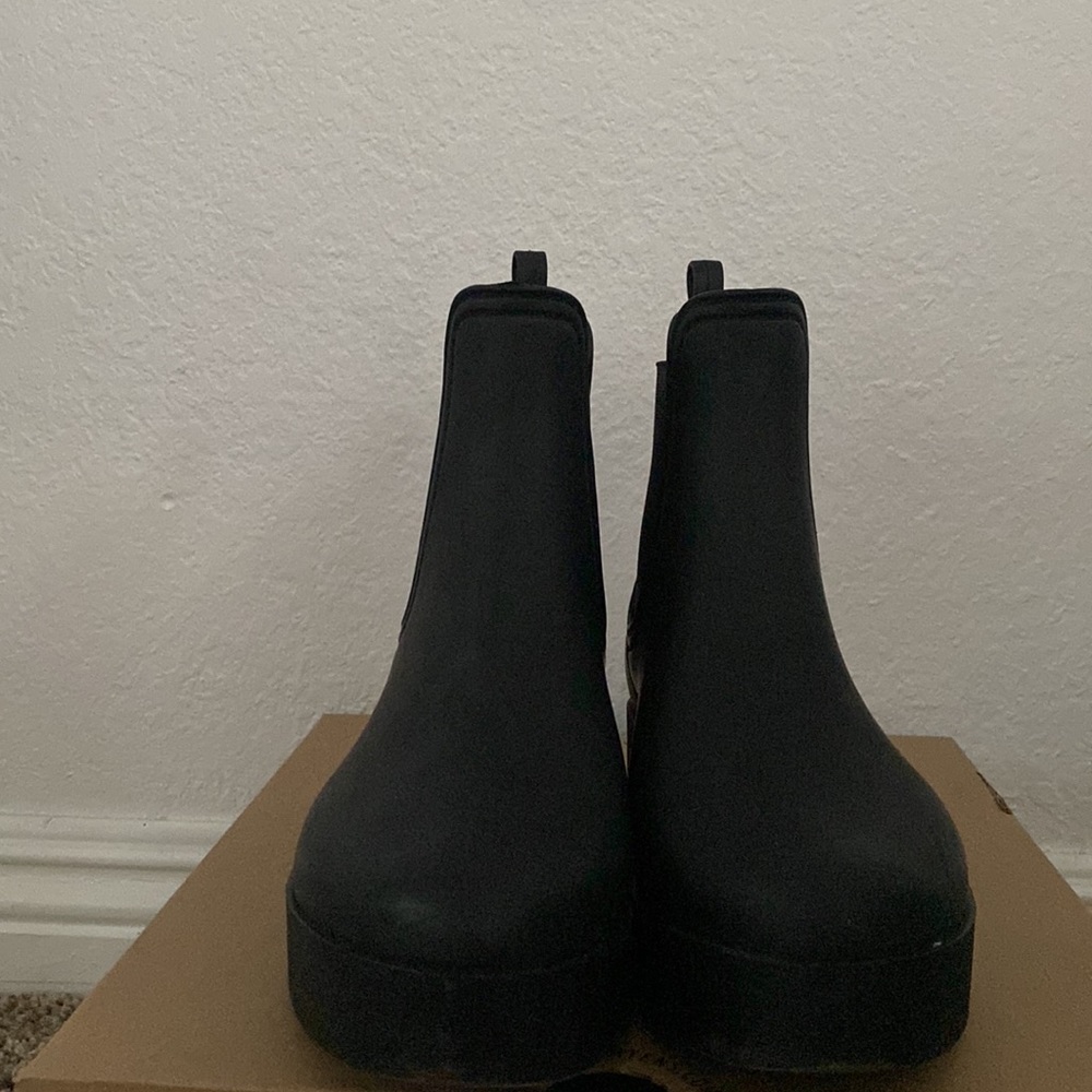 Cloudy Waterproof Chelsea Rain Boot. Color: Black Matte Black. Size: 6 - Picture 4 of 6